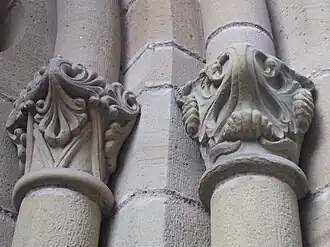 Chapiteaux droits du portail sud.