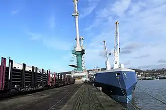 Chargement de tubes Vallourec quai de l'Ouest.