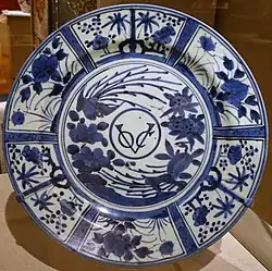 Plat, décor bleu sous couverte et marque de la Dutch East India Company (VOC, Vereenigde Oostindische Compagnie), Arita, 1660-1680 (Peabody Essex Museum).