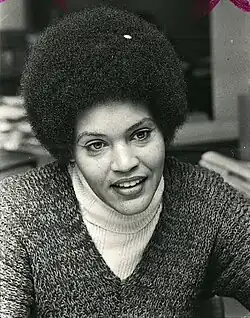 Portrait photo en noir et blanc de Charlayne Hunter-Gault en 1975. Elle a une coupe dite afor et porte un pull.