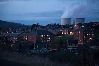 Vue de nuit avec les tours de refroidissement.