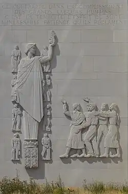 Bas relief vu du Square Jules Hiernaux.