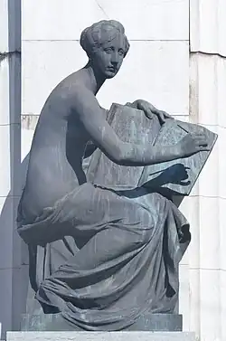 Personnage féminin allégorie de l'Histoire.