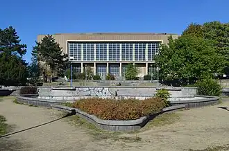 Vue du palais orienté vers le square Octave Pinkers.