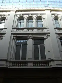 photo en couleur d'une façade classique blanche
