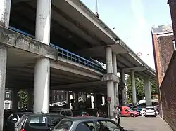 Vers la droite, sortie vers Montignies-sur-Sambre.