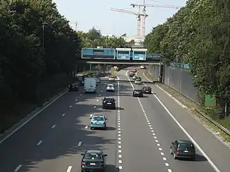 À gauche, vers le tunnel Hiernaux. À droite, la porte de Waterloo vers la Ville-Haute et la porte de Fleurus vers la route de la Basse-Sambre (N90).