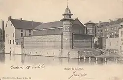 carte postale d'un bâtiment avec tourelles en bord d'un cours d'eau