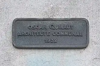 plaque métallique portant les inscriptions en relief : Oscar Quinaut architecte communal 1932