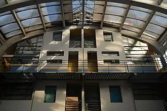 photo de l'intérieur d'un bâtiment de plusieurs étages avec verrière cintrée