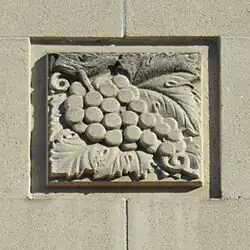 Détail du bas-relief du troisième étage.