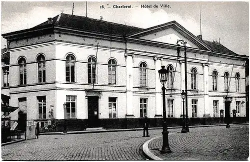 Ancienne carte postale en noir et blanc avec un bâtiment néo-classic.