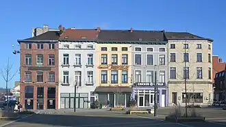 Côté nord avec au centre, l'« Impérial ». Fondé en 1945, c'est le plus ancien restaurant-traiteur du centre-ville de Charleroi.