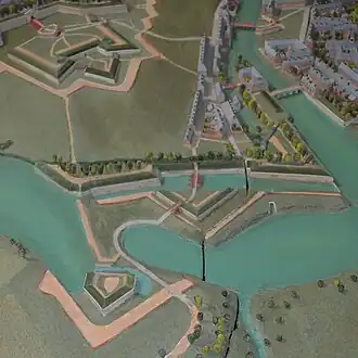 Copie du Plan-relief de Charleroi de 1696. À gauche la digue fermant la grande inondation du vallon du ruisseau de Lodelinsart. Au centre, la demi-lune et le pont vers la porte de Dampremy.