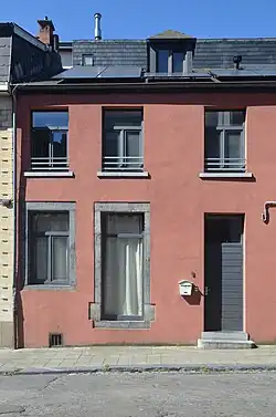 Rue de Gardes 6. Maison frappée d’une servitude militaire a deux portes, l’une donnait accès à un escalier conduisant directement à l’étage où se trouvait la chambre destinée à un militaire.