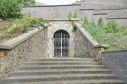 Entrée d'un souterrain datant de la forteresse hollandaise. Charleroi, rue du Mambourg, à proximité de l'ancienne piscine de la Broucheterre.