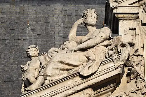 Figure allégorique de la Ville de Lyon (1890), fronton de l'hôtel de préfecture du Rhône.