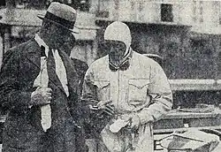 Charles Faroux, directeur de course du Grand Prix de Monaco 1932, dialogue avec Achille Varzi avant le départ.