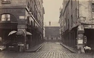 Débouché de la rue du Contrat-Social sur la rue de la Tonnellerie.
