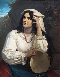 Peinture qui représente une femme assise aux cheveux noirs et souriante, vêtue d'une blouse blanche et dont le bras gauche est posé sur un tambourin qui repose sur son giron.