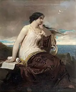 Peinture en couleurs représentant une femme, vêtue d'une blouse blanche, assise de profil, la main gauche soutenant son visage regardant vers l'horizon maritime, sous un ciel bleu parsemé de quelques nuages.