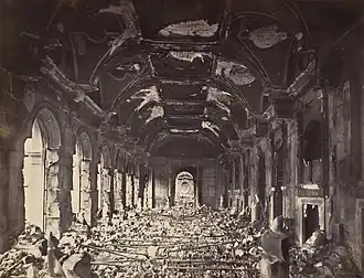 Ruines de la salle d'audience du Conseil d'État au Palais d'Orsay à Paris, incendié sous la Commune, 23 mai 1871. Tirage à l'albumine argentique à partir d'un négatif sur verre.