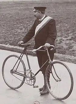 Photo d'un homme debout tenant un vélo.