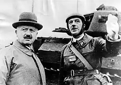 Charles de Gaulle en uniforme de militaire et Albert Lebrun en pardessus et chapeau, devant un char