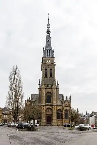 La façade occidentale de la basiliqueNotre-Dame-d'Espérance.