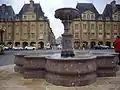 Fontaine actuelle avec son soubassement en pierre de Jaumont (calcaire Bajocien), ses vasques et son piédestal en marbre rouge belge.