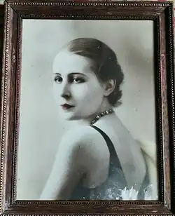 Charlotte Chapelain L'officier (1910-2001), sa sœur, 1934, Paris, Studio Harcourt , collection particulière.