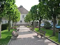 Petit parc convivial devant la mairie.