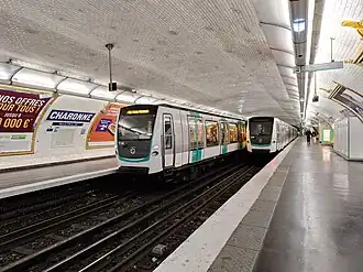 Vue des quais de la station lors d'un croisement entre deux rames MF 01.
