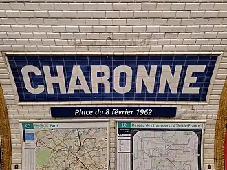 Faïence murale incorporant le nom de la station.