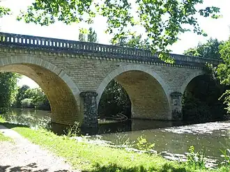 Vieux pont de Chârost au-dessus de l'Arnon (3 arches).