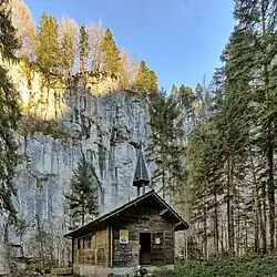 La chapelle-abri des échelles de la Mort.