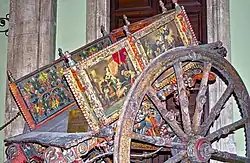 Charrette finement décorée de la fin du XVIIIe siècle (ou début du XIXe) exposée dans la cour d'honneur du palazzo degli Elefanti.