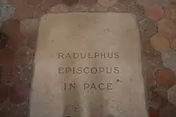 Dalle de l'église Saint-Pierre.