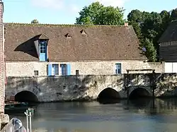 Moulin Saint-Père, côté rue.