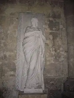 Statue allégorique de l'Espérance appuyée sur une ancre marine, cathédrale Notre-Dame de Chartres.