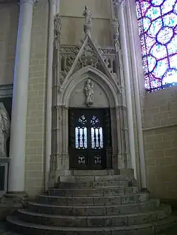 Porte d'accès à la chapelle à partir du déambulatoire sud.