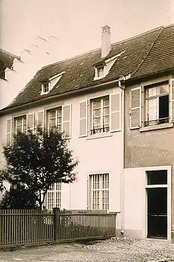 Photographie sépia d'un maison de ville.