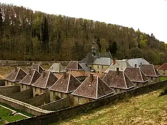 Le monastère de Portes au milieu de la forêt.
