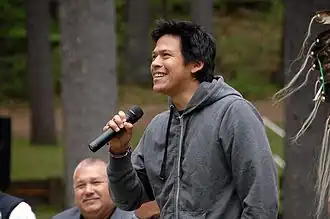 Billy Raven interprété par Chaske Spencer.