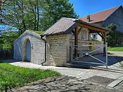 Fontaine-réservoir avec abri.