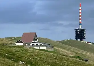 L’hôtel Chasseral et l'émetteur vu de l'ouest.