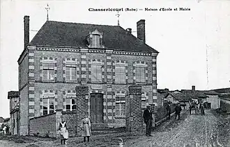 La mairie avant 1918. (Le monument aux morts n'existe pas encore)