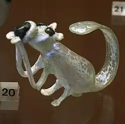Chat ou écureuil. Verre blanc et verre bleu. L. 9,6&nbsp;cm. Empire romain. Musée des Beaux-Arts de Lyon
