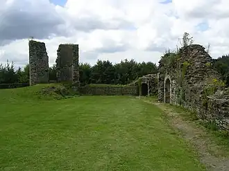 Les vestiges du château de Corlay : vue générale de l'intérieur.