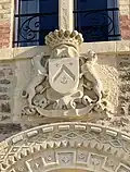 Les armoiries surmontées d'une couronne comtale situées au-dessus de l'entrée du château.